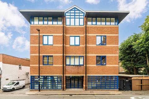 2 bedroom flat to rent, Douglas Road, Hounslow TW3