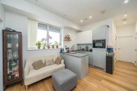 2 bedroom flat to rent, Douglas Road, Hounslow TW3