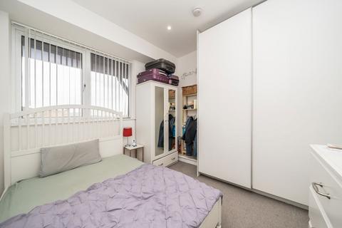 2 bedroom flat to rent, Douglas Road, Hounslow TW3