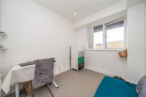 2 bedroom flat to rent, Douglas Road, Hounslow TW3
