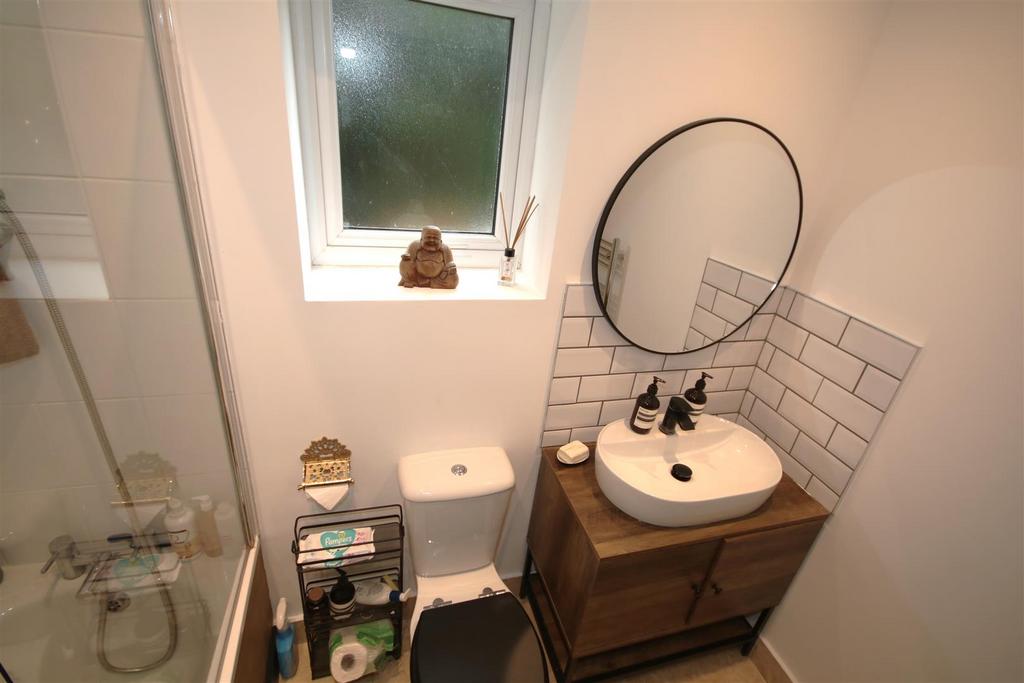Bathroom b.JPG