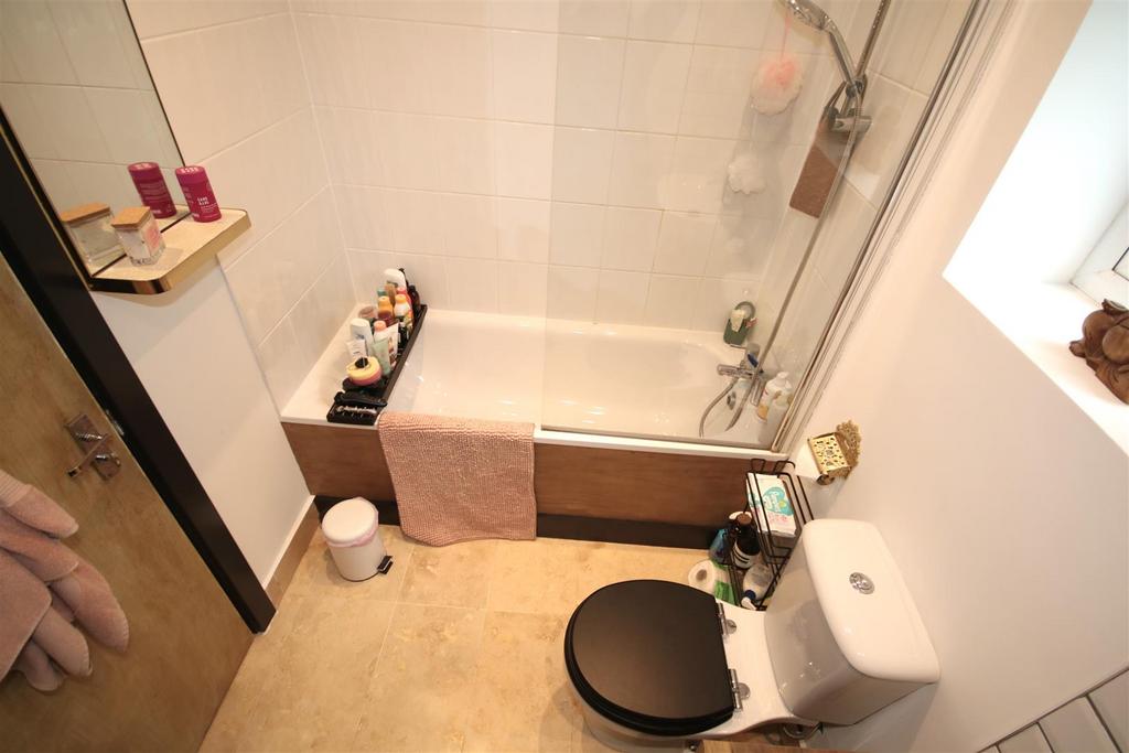 Bathroom c.JPG