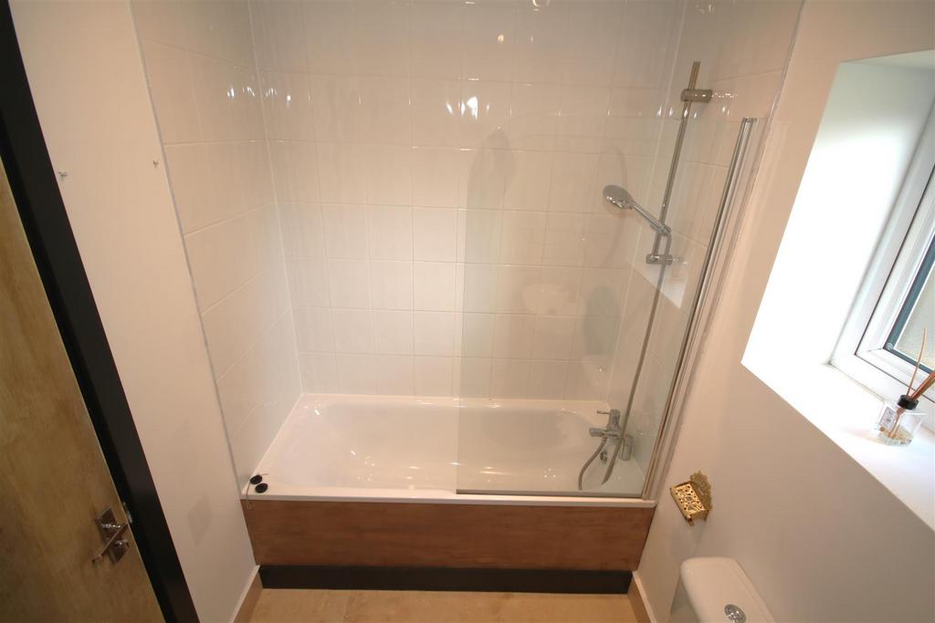 Bathroom b.JPG