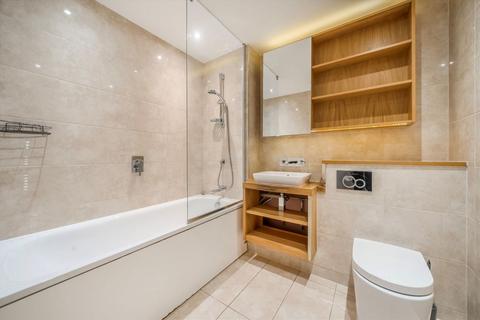 3 bedroom flat to rent, Western Gateway, London E16