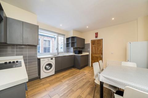 3 bedroom flat to rent, Gambole Road, London SW17