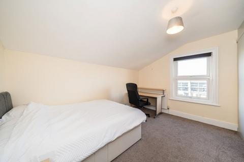 3 bedroom flat to rent, Gambole Road, London SW17
