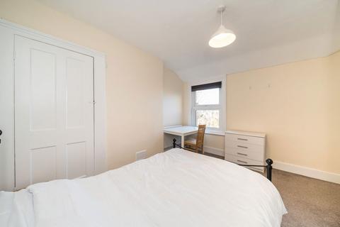 3 bedroom flat to rent, Gambole Road, London SW17
