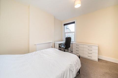 3 bedroom flat to rent, Gambole Road, London SW17