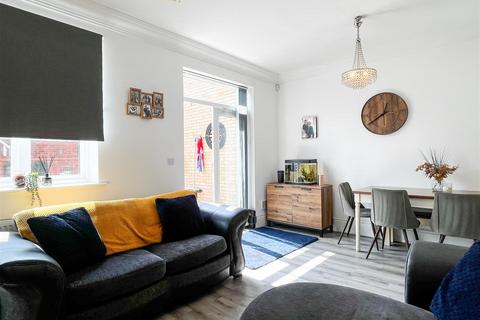6 bedroom townhouse for sale, Clickers Drive, Northampton