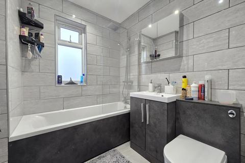 3 bedroom semi-detached house to rent, Rampart Road, Bitterne Manor