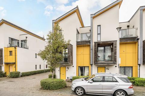 4 bedroom flat to rent, Cairns Place, London SW16