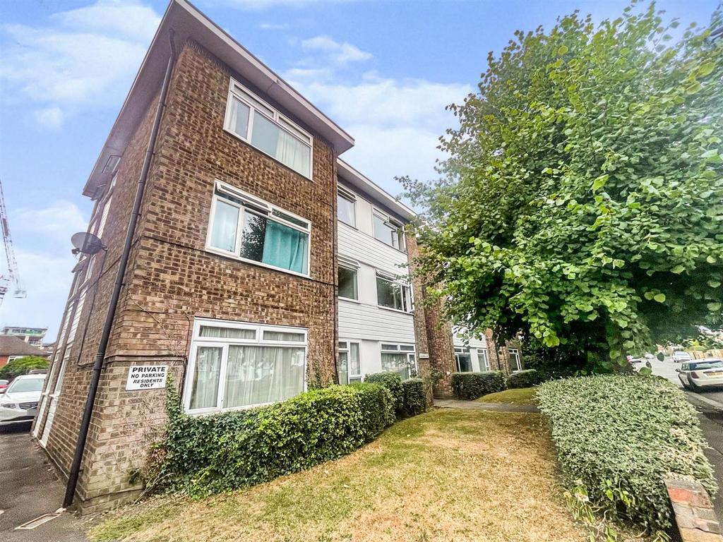 10 Selbridge Court ext.JPG