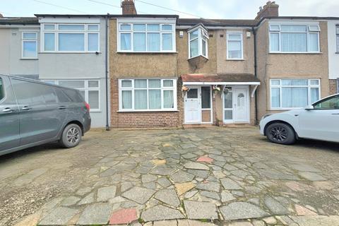3 bedroom terraced house to rent, Beechfield Gardens, Romford, RM7
