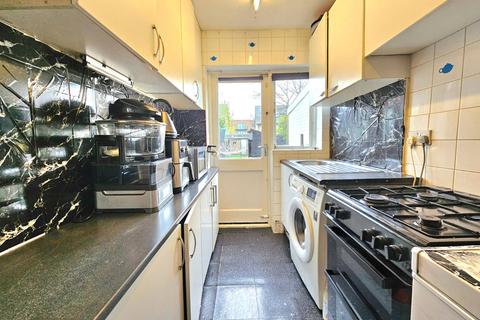 3 bedroom terraced house to rent, Beechfield Gardens, Romford, RM7