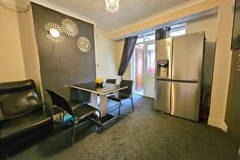 3 bedroom terraced house to rent, Beechfield Gardens, Romford, RM7