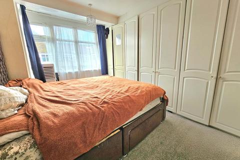 3 bedroom terraced house to rent, Beechfield Gardens, Romford, RM7