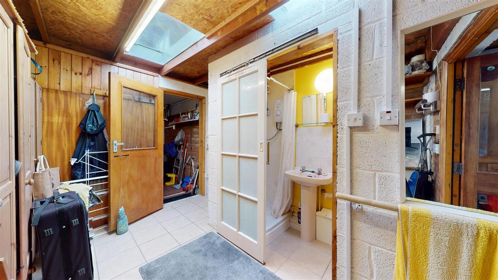 Side Lobby &amp; Cloakroom