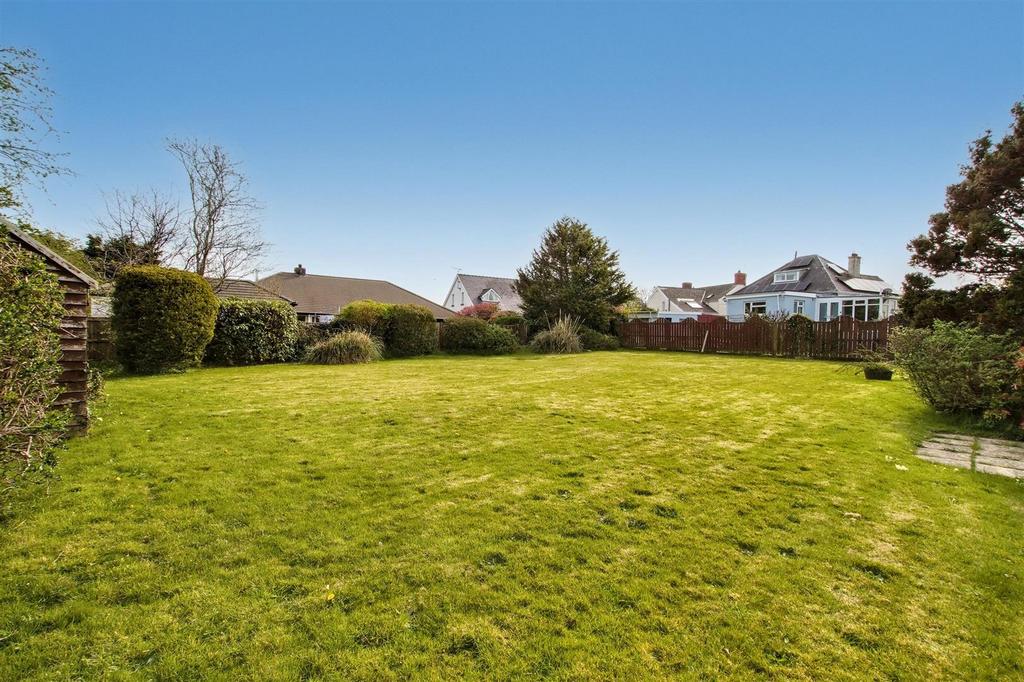 Rear lawn garden