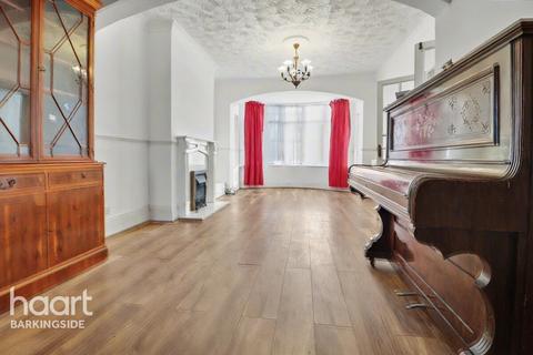3 bedroom semi-detached house to rent, Herent Drive, ILFORD