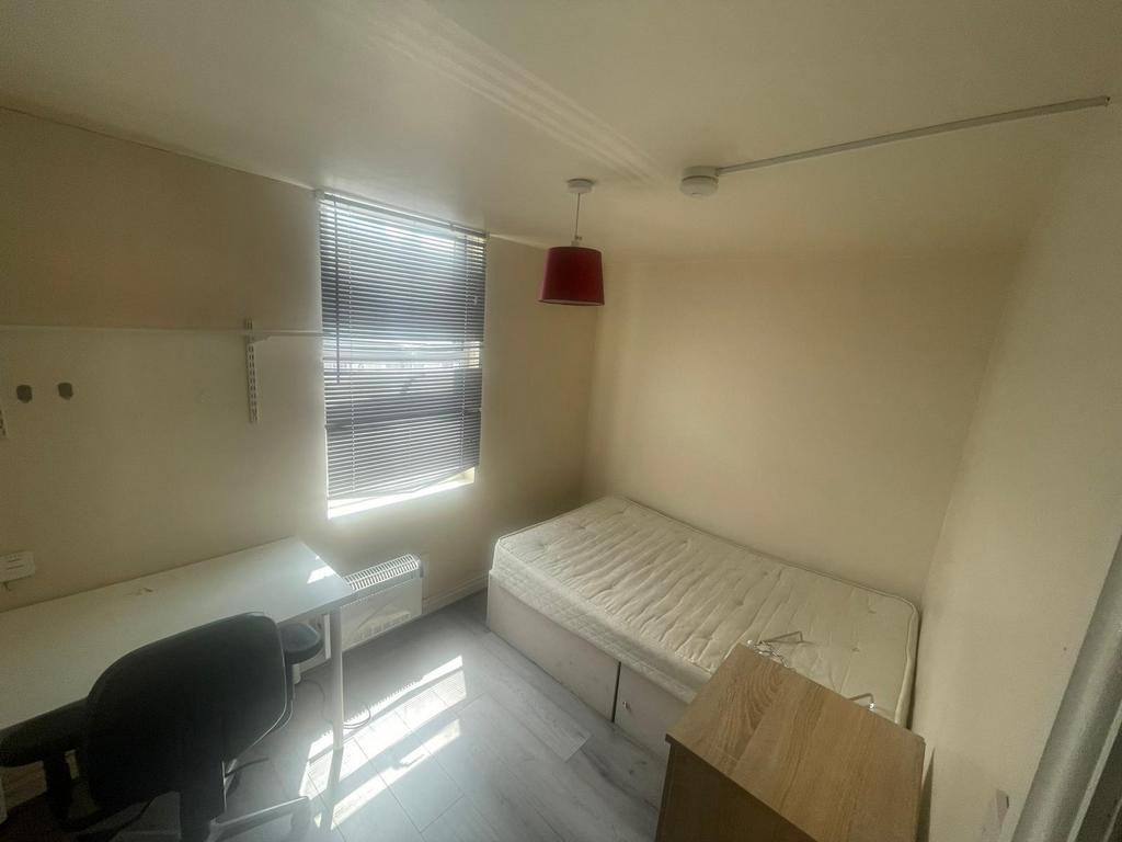 Room 4 - Available