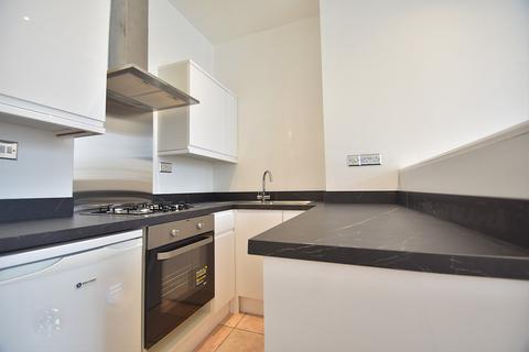 2 bedroom flat to rent, Waverley Road, Southsea PO5