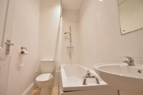 2 bedroom flat to rent, Waverley Road, Southsea PO5