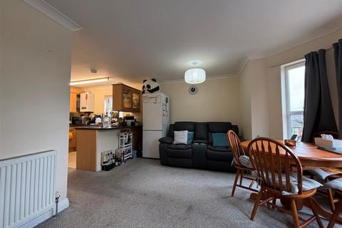 2 bedroom flat to rent, Bellevue Road, Cowes