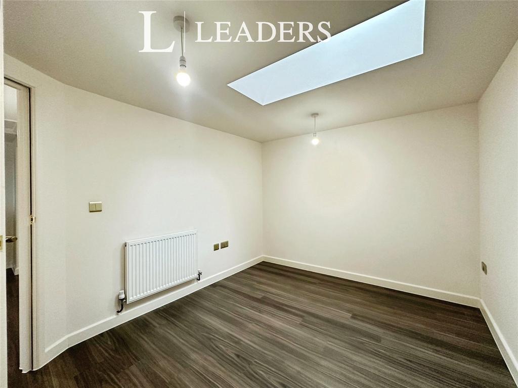 Master Bedroom (2)