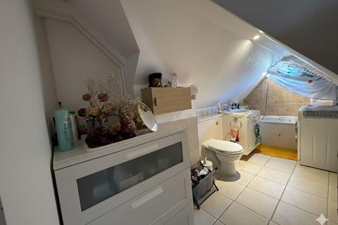 Studio to rent, Sherwood Road, London NW4