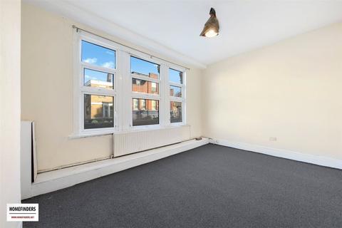 3 bedroom maisonette to rent, High Road, London, E11