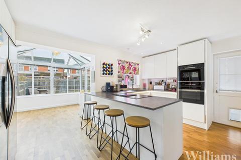 4 bedroom semi-detached house for sale, Edward Close, Aylesbury HP21