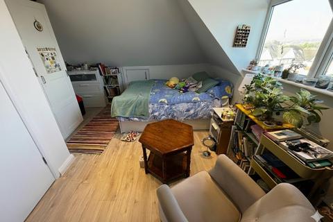 Studio to rent, Sherwood Road, London, NW4