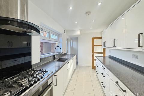 3 bedroom semi-detached house to rent, Leicester LE5