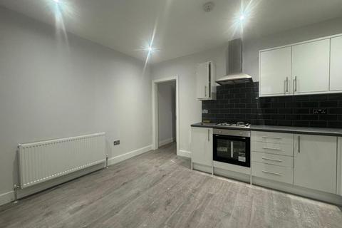 2 bedroom flat to rent, Shakspeare Walk, London