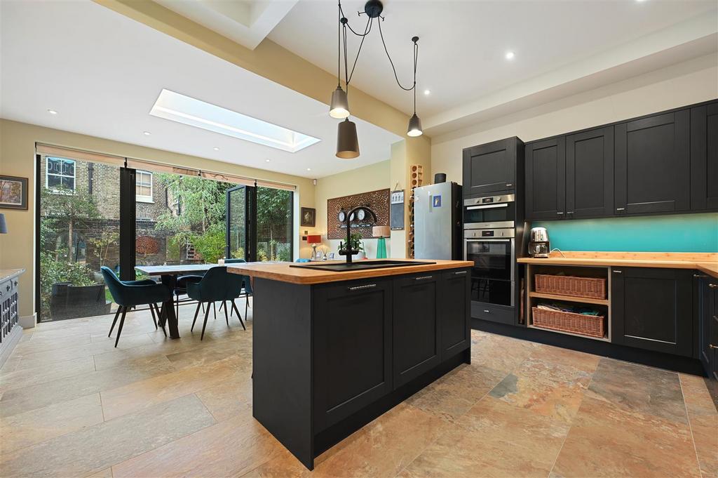 Bradmore Park Road - Kitchen G1 (1).JPG