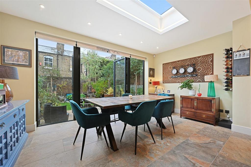 Bradmore Park Road - Kitchen D3 (1).JPG