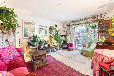 2 bedroom semi-detached house for sale, Horsehill, Horley RH6