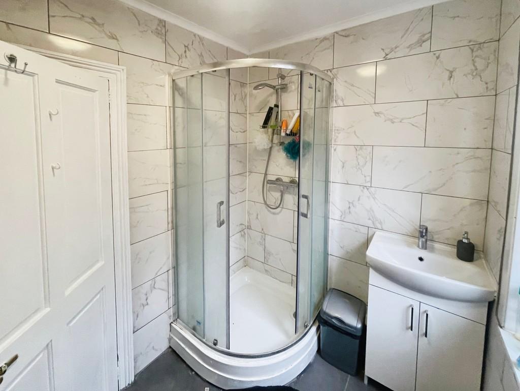 E6b6fada-bathroom 20 282 29