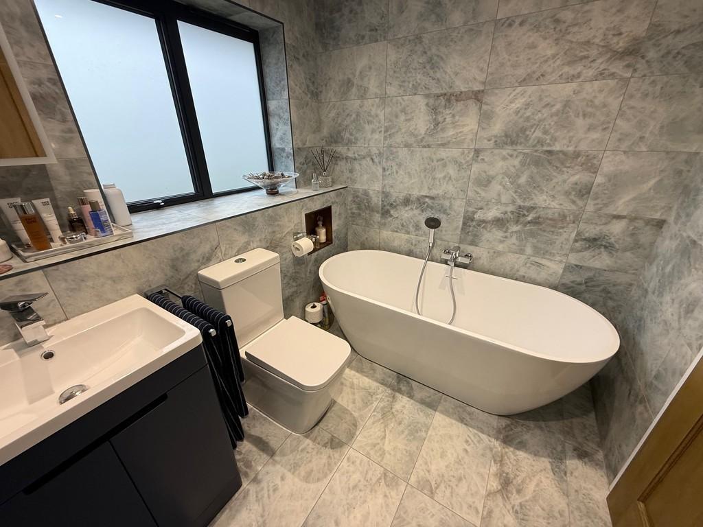 Family Bathroom 2