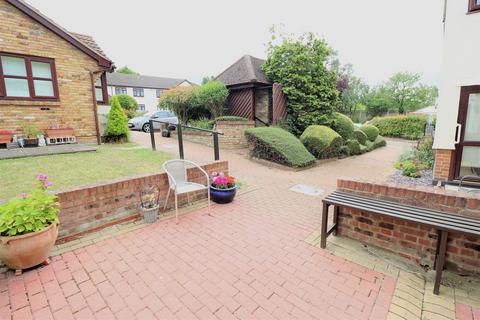 2 bedroom retirement property for sale, Sheriton Square, Rayleigh, SS6