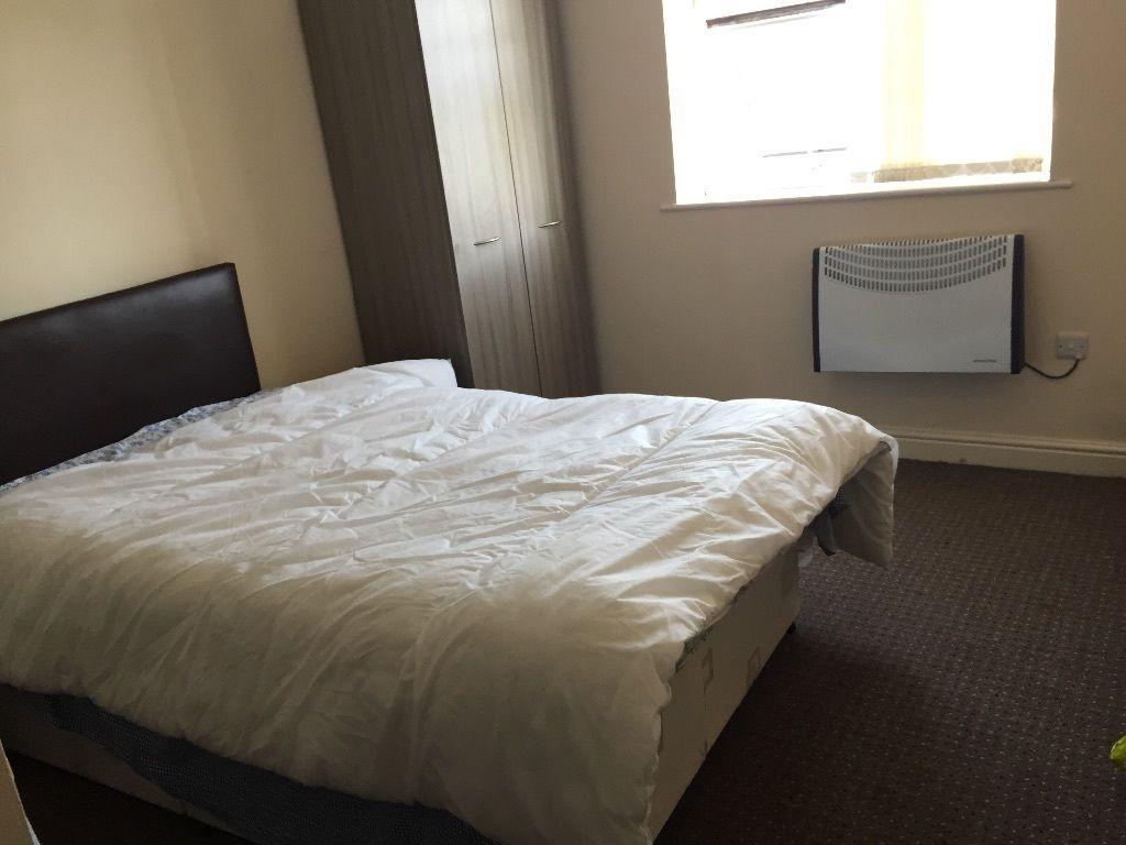 A cozy double bedroom featuring a comfortable b...