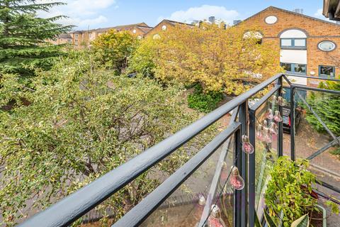2 bedroom flat to rent, Taeping Street, London