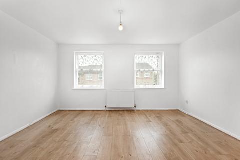 3 bedroom flat to rent, Edmeston Close, London