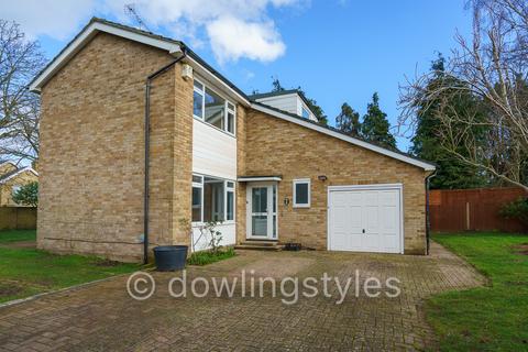 3 bedroom detached house to rent, Parsons Mead, East Molesey KT8