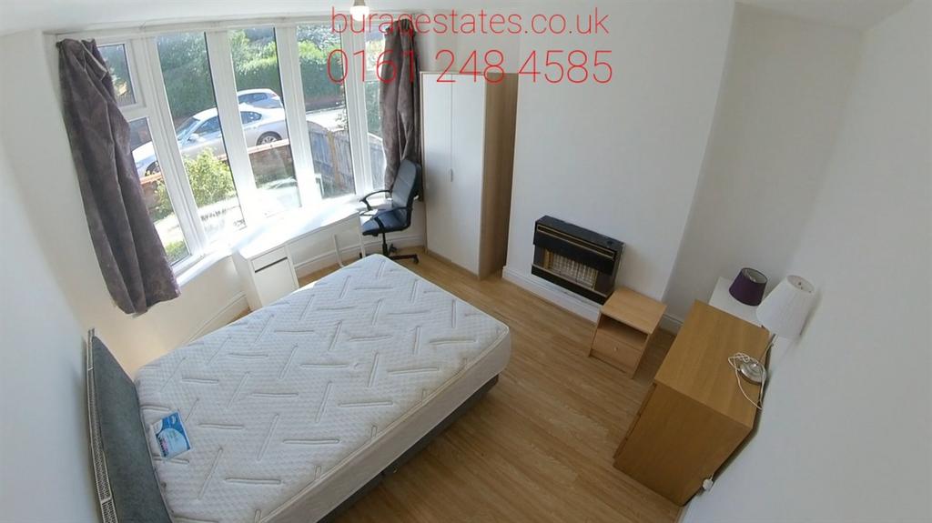 Bright, tidy double bedroom with a large bay wi...