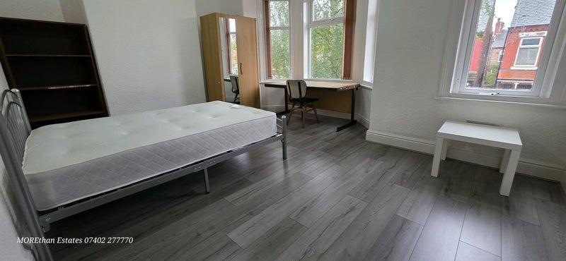 Bright, well-presented bedroom with large bay w...