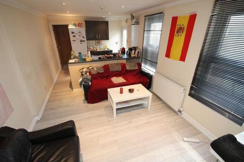 3 bedroom apartment to rent, Lochaber Street, Cardiff CF24