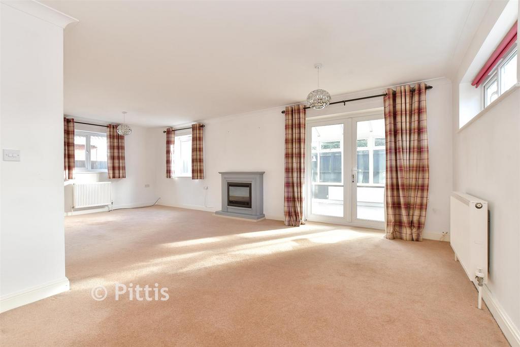 Lounge/Dining Room
