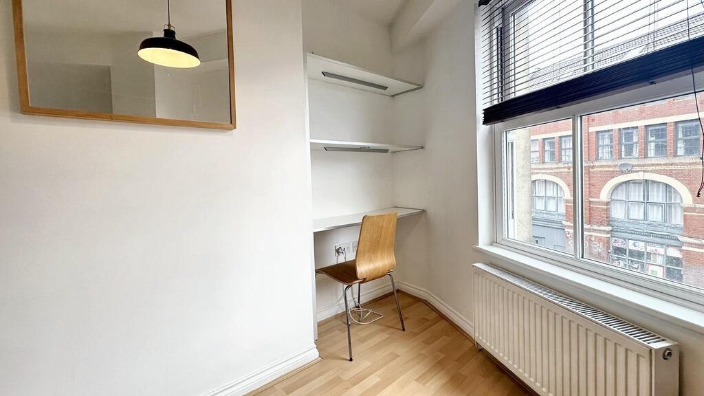 Bright, tidy single bedroom with a large window...