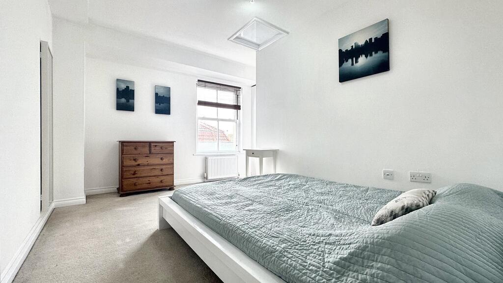 Bright, clean double bedroom with a large windo...